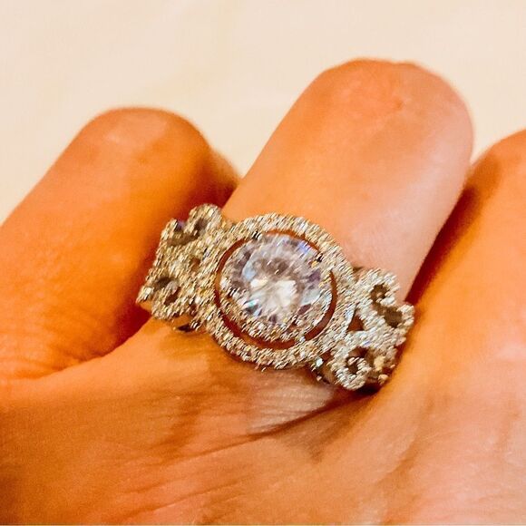 Gorgeous Wedding Ring - Picture 5 of 7